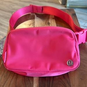 Everywhere Belt Bag 1L Lip Gloss